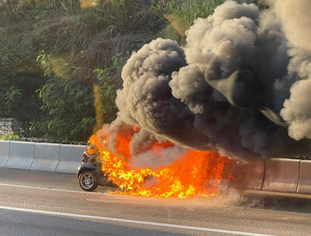 私家車陷入火海。 香港突發事故報料區Fb圖