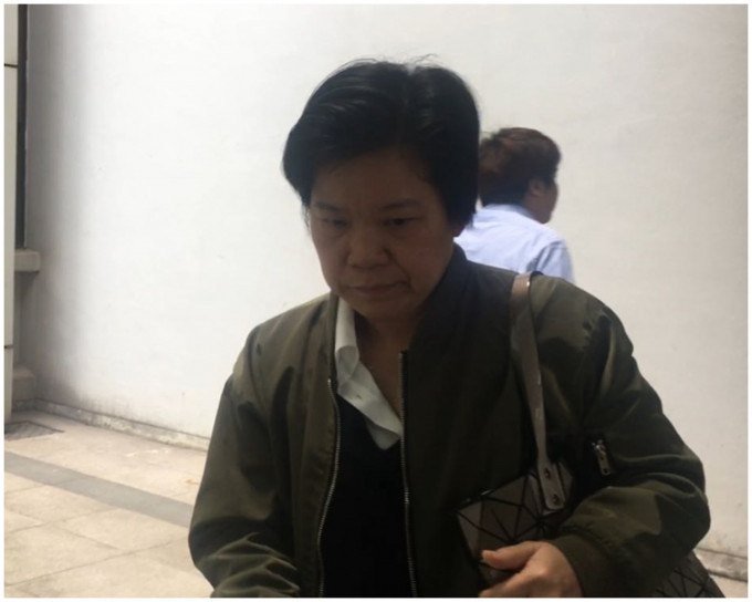 本案首名证人女护理员冯桂凤。