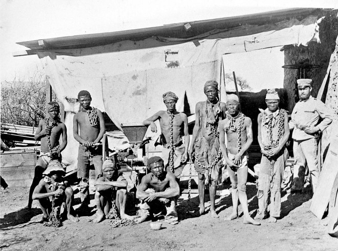 ■納米比亞大屠殺期間被鎖上鐵鏈的戰俘。