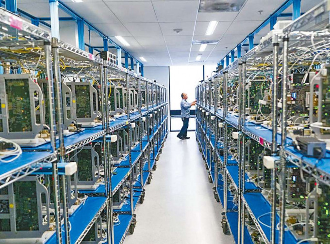 ■蘋果公司設於加州庫比蒂諾的廠房內，有工程師在測試晶片。