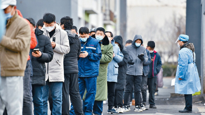 天津居民排队检测。