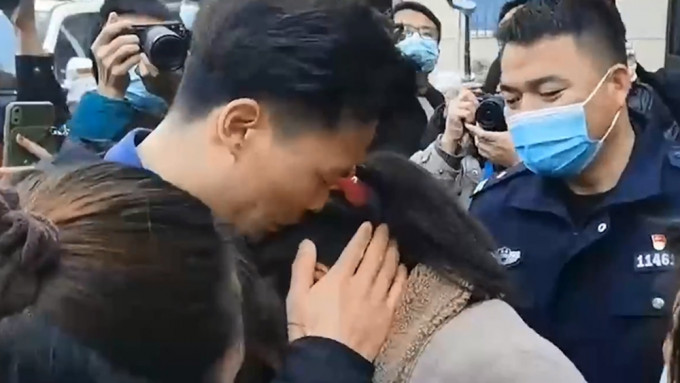 李景伟与生母重逢时相拥而泣。互联网图片