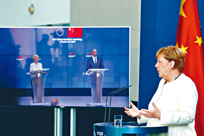 中欧峰会结束后，德国总理默克尔(右)召开记者会。