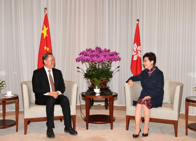林郑月娥与惠州市委书记、市人大常委会主任陈奕威（左）会面。新闻处图片