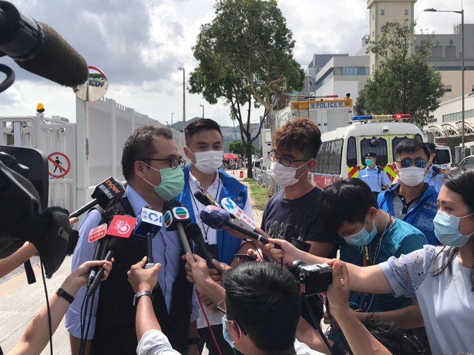 警方昨搜查壹传媒大楼后交代事件，部份传媒被拒绝采访。