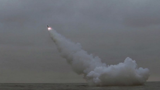 北韩中央通信社报道，北韩12日从一艘潜艇上试射两枚战略巡航导弹。AP/朝中社