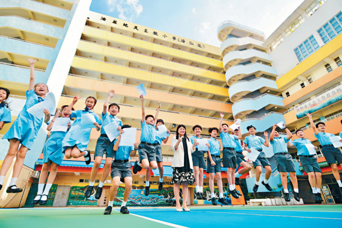 在油蔴地天主教小學（海泓道），學生接獲派位成績，「開心到彈起」。