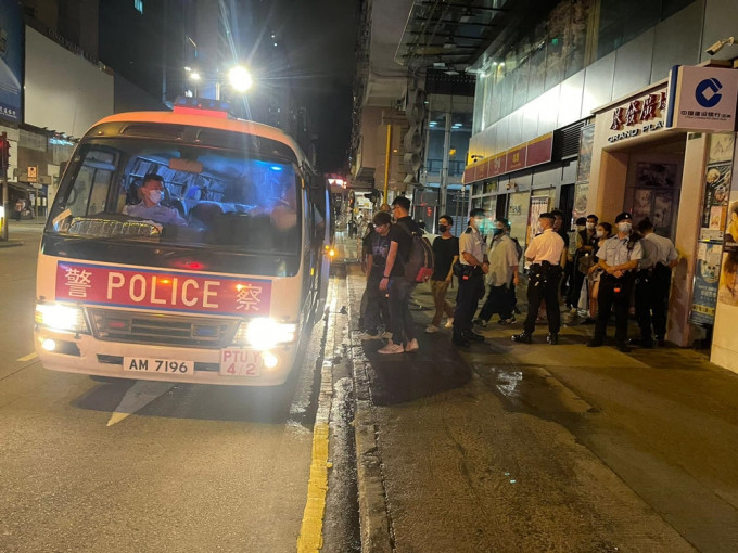 警方于油麻地及尖沙嘴捣无牌酒吧。警方图片