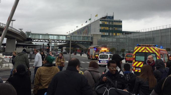 機場緊急疏散旅客。網圖