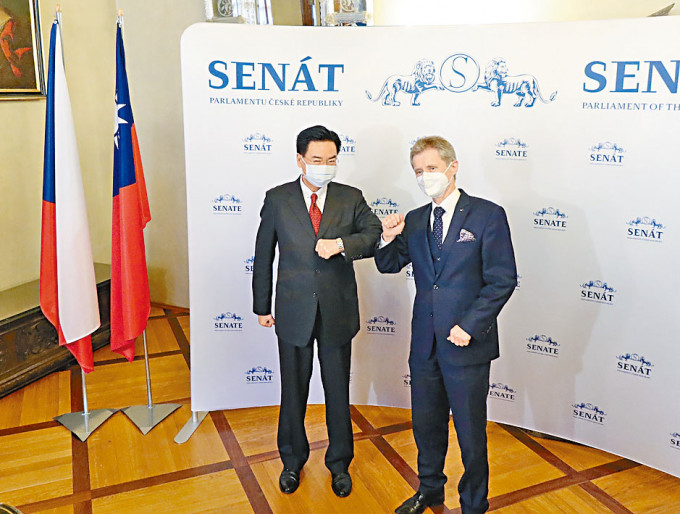 台湾的外长吴钊T燮去年底访问了捷克参议院。