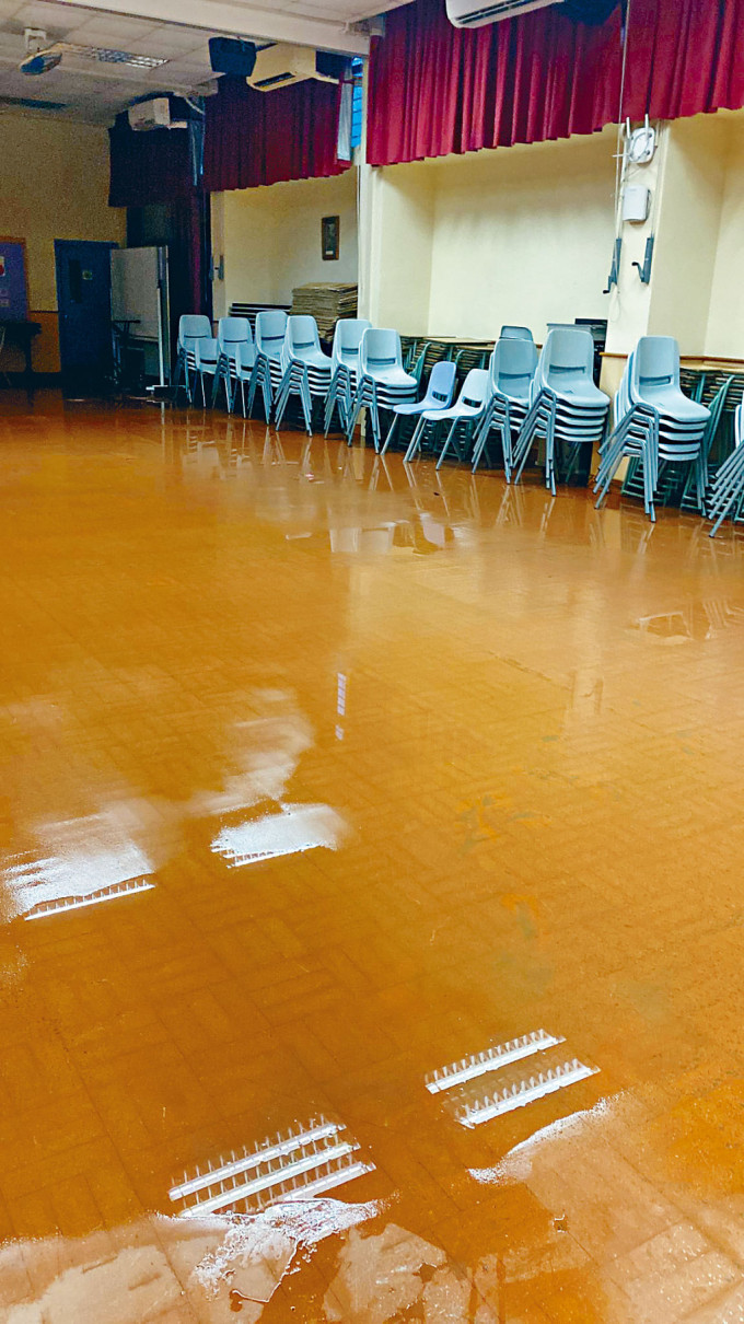 中華傳道會劉永生中學的地下學生活動中心，被雨水湧入。