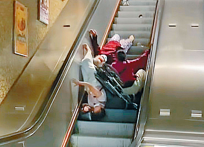 3名女子在扶手电梯跌倒人叠人受伤，情况混乱。