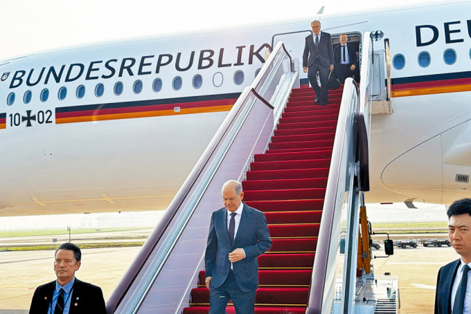 德国总理朔尔茨昨日抵达重庆机场。