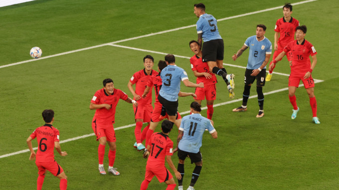 高甸(藍衫3號)頭槌頂中柱是烏拉圭全場最好的機會。REUTERS