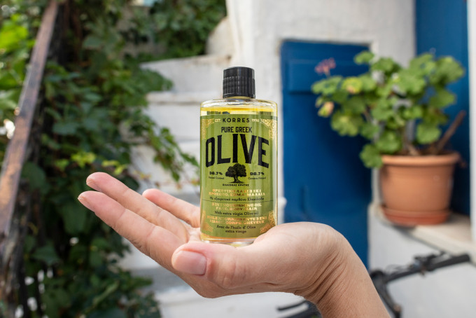 可以KORRES希臘橄欖保濕多用精華油作為面部精華油、髮尾油、身體護膚油。