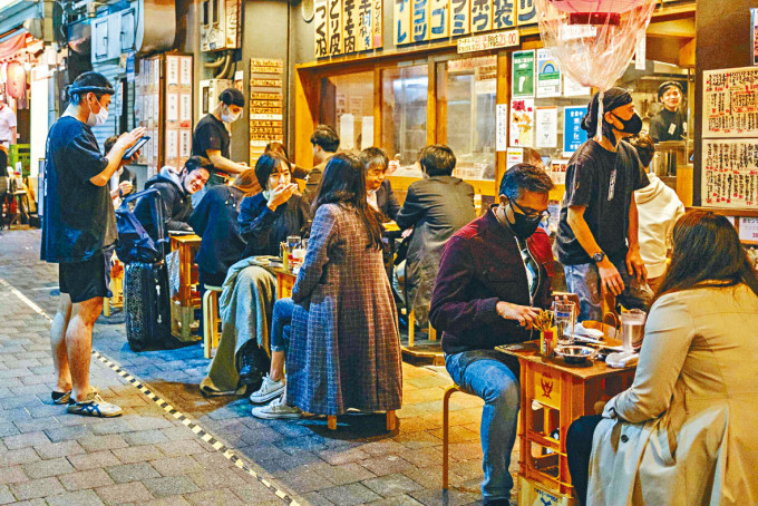 民眾在東京新宿的餐廳外用膳。　
