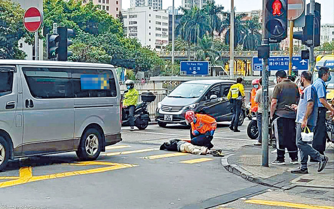 男途人遭怪漢踢出馬路再被車撞傷倒地。