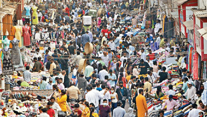 印度人口預期明年超越中國。圖為印度北方邦阿拉哈巴德市一個市集人山人海。