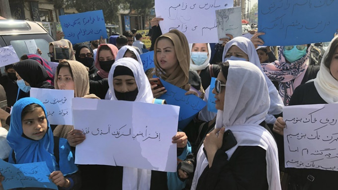 阿富汗女學生抗議塔利班再關閉學校。AP圖片
