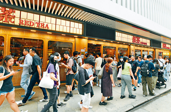網紅餐廳「紅茶冰室」門口大排長龍，來自深圳的陳先生表示在小紅書看到該店「很火」，於是「明知排隊也要來」。