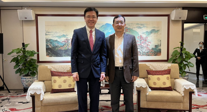 孙东在广州拜访广东省副省长王曦(右)。政府新闻处图片