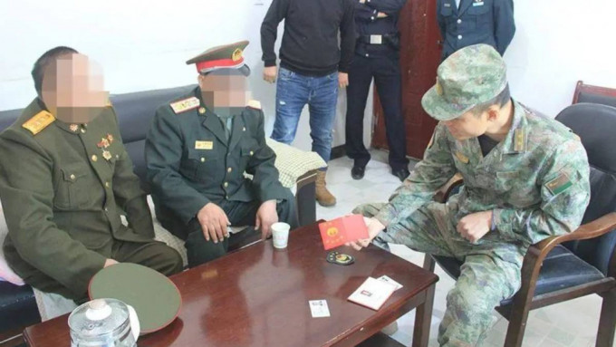 两名自称「北京军区军委」工作人员的男子被即场识破身份。