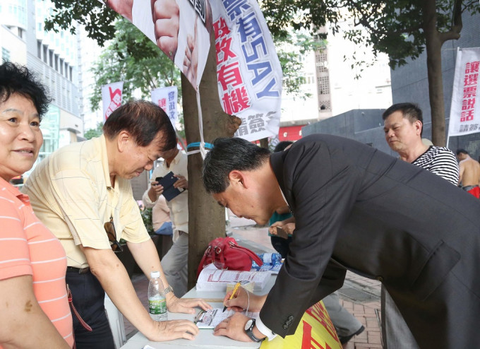 卢文端批评曾俊华在「保普选反暴力」的签名运动中，没有去街站签名。资料图片