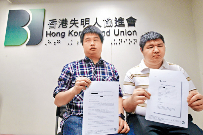 (左起)徐文俊、李俊彥指，乘搭香港快運時遭無理「趕落機」。