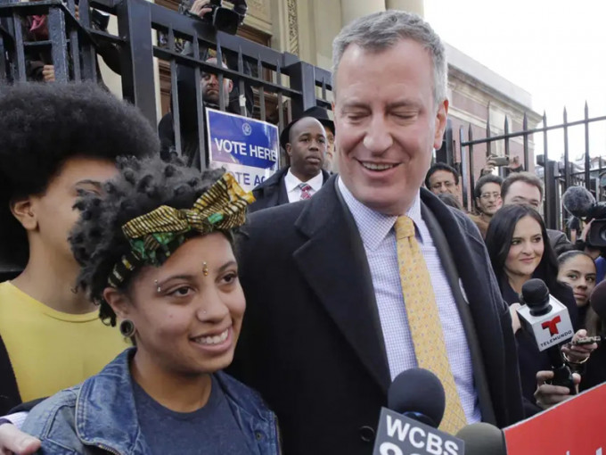 纽约市长白思豪女儿因参与抗警暴示威被捕。AP资料图片