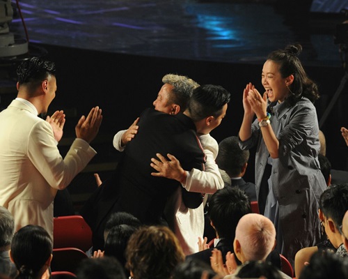 宣布得奖一刻，志伟拥抱儿子，女儿曾宝仪在旁开心拍掌。