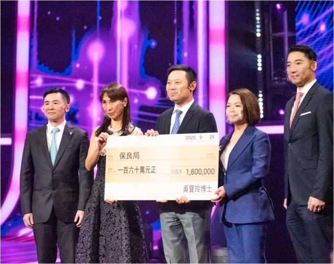 吴宝玲（右二）捐赠160万港元支票给予保良局，由民政事务局局长徐英伟（中）及保良局主席何超凤（左二）接收。