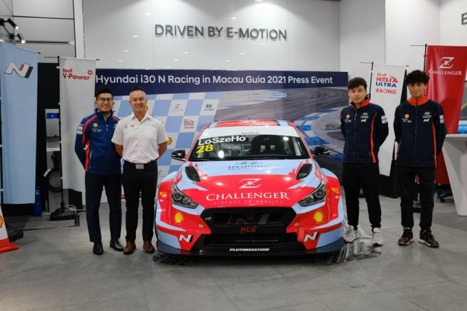 香港賽車手盧思豪(右二)，與新戰車及贊助商代表出席揭幕儀式。