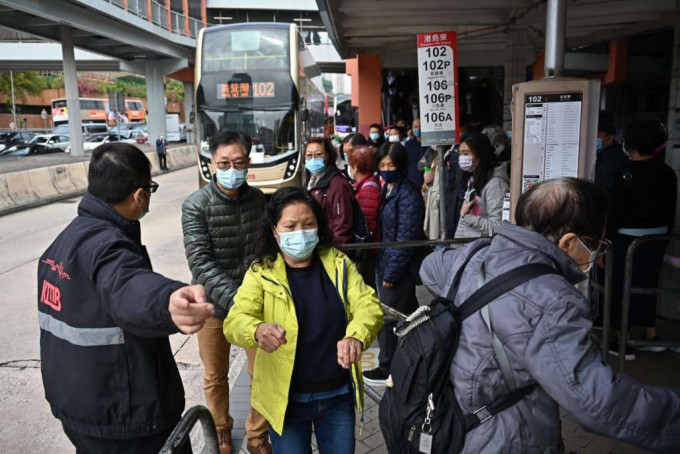 大批市民在紅隧外的巴士站，排隊等巴士過海。