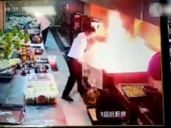 浙江一名廚師竟然用水和布試圖撲滅火勢，導致火勢一發不可收拾。 影片截圖