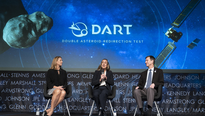 NASA行星科学部主任Lori Glaze（左）、约翰霍普金斯应用物理实验室 DART 协调负责人 Nancy Chabot 和 DART 项目科学家 Tom Statler 周二在 NASA 总部就DART计画发表讲话。AP