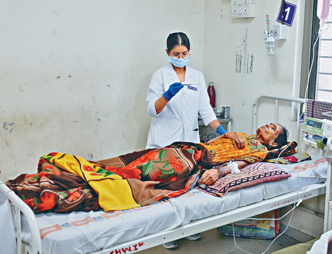 印度西北部艾哈迈达巴德市医院内的中暑病人。
