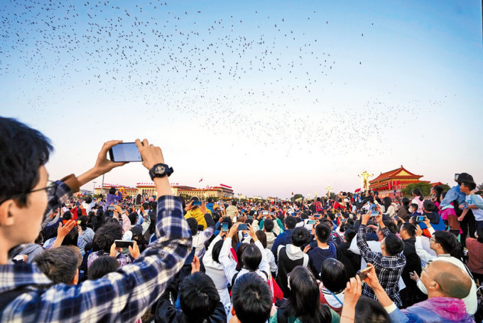 觀看北京升旗儀式的民眾人山人海。