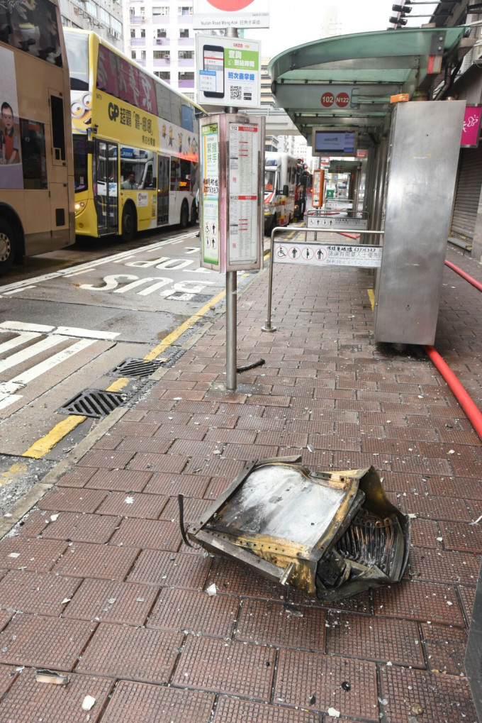 火警期间，有冷气机从高处堕下。徐裕民摄