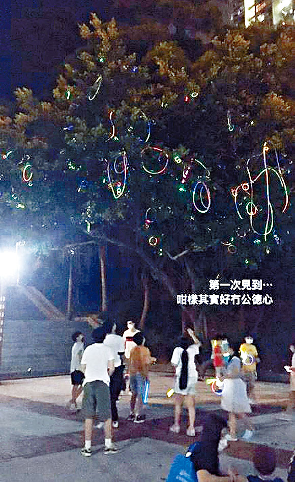 中秋夜有市民把螢光棒拋上樹冠玩樂，遭網民非議。