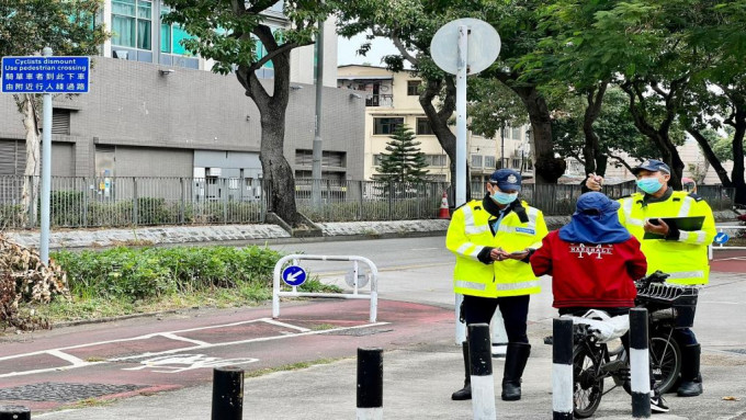 警方在打擊新界北單車違規行為。