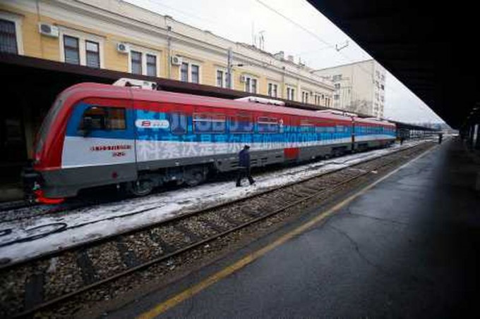 列车车身用25种文字涂上「科索沃是塞尔维亚的」字句。AP