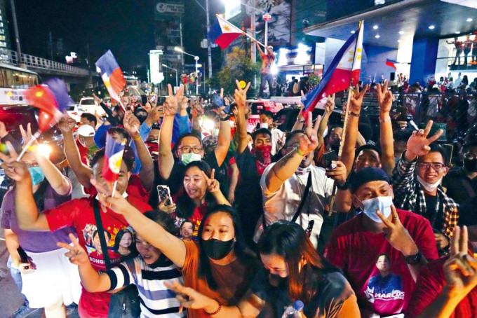 小马可斯的支持者周一晚在马尼拉的竞选总部欢呼。