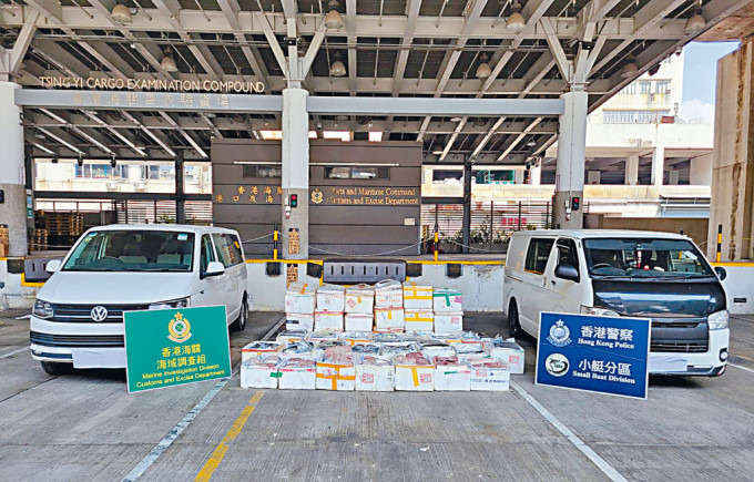 警方与海关缉获值约三百万元日本和牛及两辆客货车。