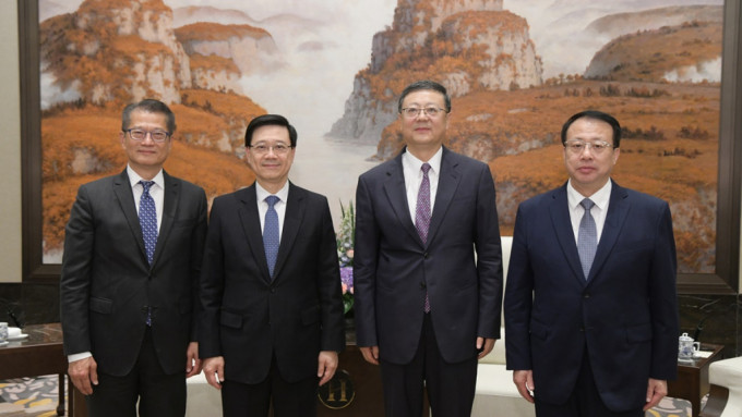 李家超等官员中午抵达上海展开访问，并与陈吉宁(右二)和龚正(右一)会面。政府新闻处图片