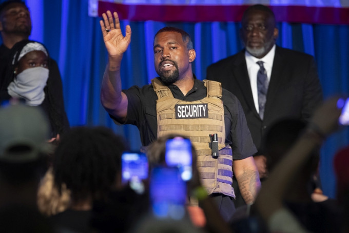 肯伊威斯特在競選總統首場造勢大會，穿著寫有「保安」字樣的防彈背心，發表漫無邊際的演說。AP