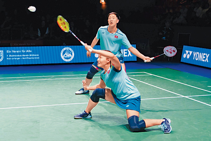 鄧謝配以直落兩盤擊敗南韓組合，捧走冠軍。