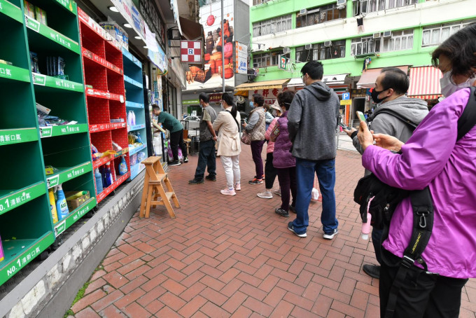 城中每天谣言满天飞，系导致市民恐慌性抢粮、抢药物、抢检测剂的主因。资料图片