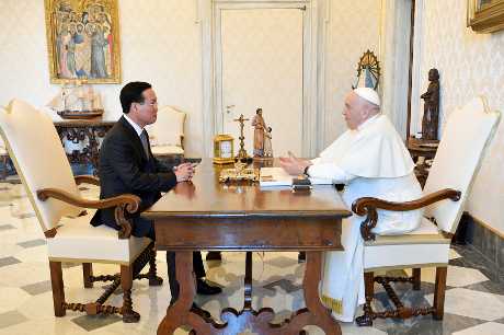 越南国家主席武文赏到访梵蒂冈，与教宗方济各会晤。路透社
