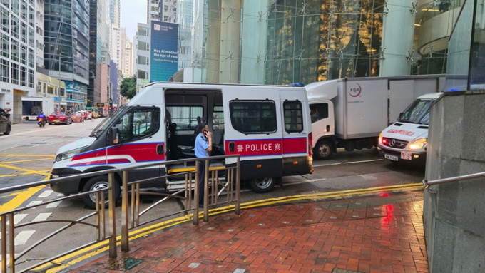 警車在萬茂里撞倒女途人。