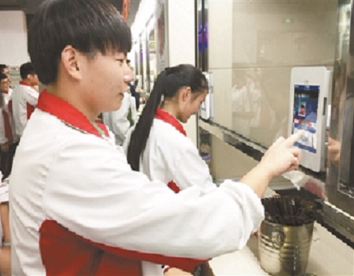 杭州第十一中學透過「刷臉器」來買飯。 網上圖片